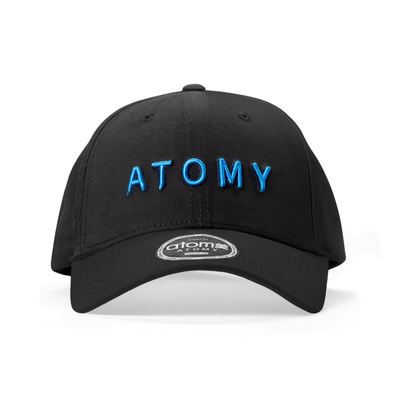 Фирменная черная кепка Atomy с регулируемым размером и классическим дизайном.