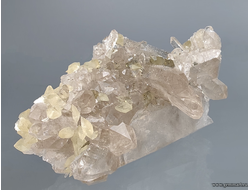 Горный хрусталь (разн. кварц), кальцит, пирит. Россия. 98*70*55мм