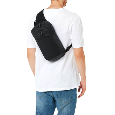 Парень с рюкзаком Pacsafe Venturesafe X Sling Black
