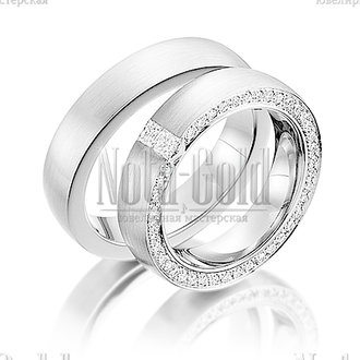 Обручальные кольца из белого золота с бриллиантами в женском кольце с шероховатой поверхностью