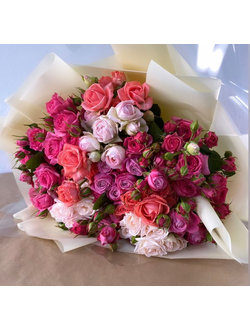 Букет кустовых разноцветных роз с упаковкой