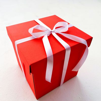 Красная подарочная коробка GILEV 30х30х30см с белой лентой и наполнителем