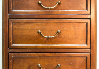 Комод с 6 выдвижными ящиками.