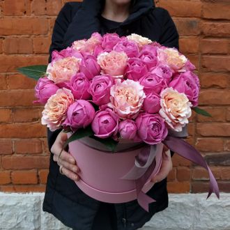 Шляпная коробка с пионовидными розами, розовые розы, персиковые розы, букет для девушки