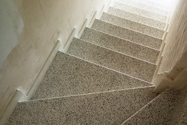 С поворотом 90 градусов с забежными ступенями