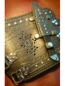 Наручи с ножом.