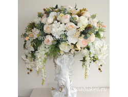 Композиция из искусственных цветов торжественная на статуэтке ангела Аврора № СА034