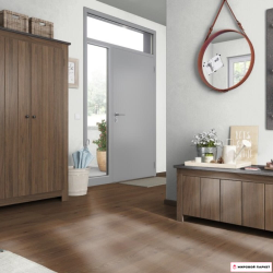 Пробковые полы Egger Дуб Клермон Коричневый EPC004 в интерьере гостиной