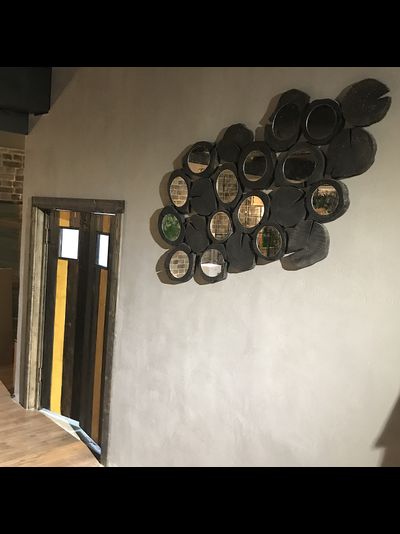 декор стены из спилов с зеркалами