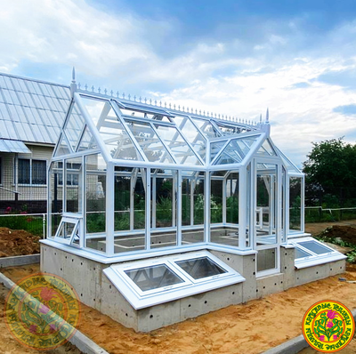 Базовая комплектация теплицы в английском стиле с холлом из стекала и алюминия ЕЛИЗАВЕТА XS размером 5000 x 2500 мм