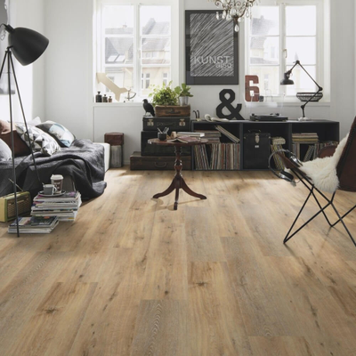 Виниловый пол Wineo 600 Wood XL LisbonLoft RLC192W6 в интерьере гостиной