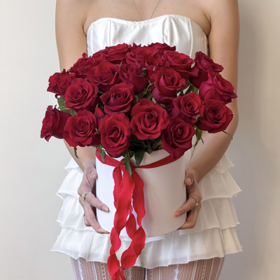 Шляпная коробка из 25 красных роз