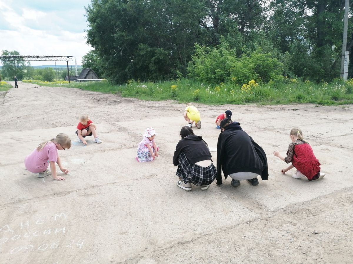 Статьи - В преддверии праздничного дня в Нестинском СДК прошёл конкурс  рисунков на асфальте «Мир глазами детей!», посвящённые Дню России.