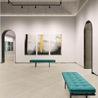 Декор ламината Wineo Дуб Дикий Белый LA184XXLV4 в интерьере выставочного зала