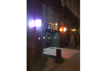 антенна для т2 корона. домашняя антенна из вешалки. сделать быстро тв. бытовой техники телевизор. человек перед телевизором.