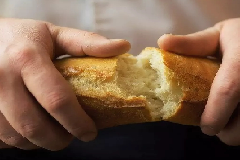 Хлеб в руках. Булочка в руке. Отломанный хлеб. Преломить хлеб. Белый хлеб во сне к чему снится