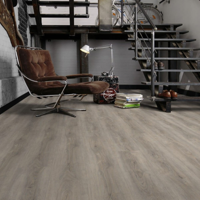 Виниловый пол Wineo 400 Wood XL Memory Oak Silver DLC00132 в интерьере гостиной