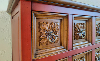 Комод 9 выдвижных ящиков с декором цветы.