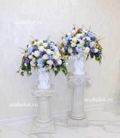 Композиция из искусственных цветов на статуэтке Ангелочков Барбара № СА005/Купить в Москве/AOABUKET