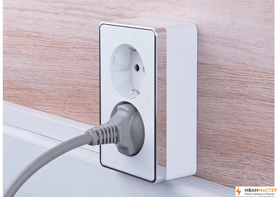 Установка наружной розетки в стене дачи ИВАНМАСТЕР