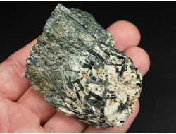 Актинолит в белом тальке, необработанный, дикий образец, Россия, Северный Кавказ, КЧР (62*48*25 мм, 102 г) №37771