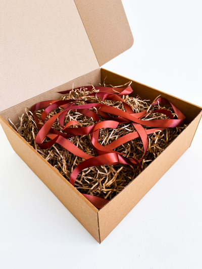 Большая подарочная коробка GILEV 37х37х14см с наполнителем и коричневой лентой