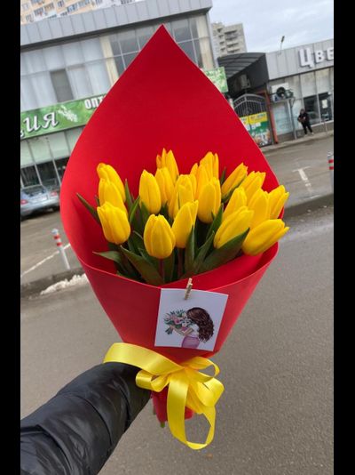 Желтые тюльпаны в красном