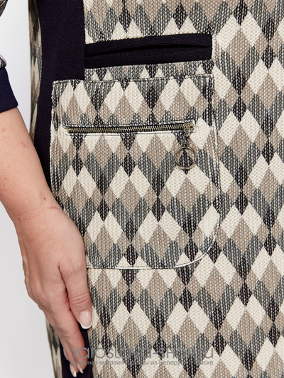 Женское платье прямого силуэта в сером оттенке