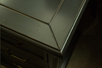 Тумба прикроватная с 3 выдвижными ящиками.