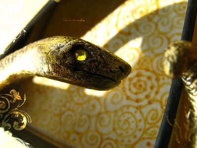 Золотая змейка. Браслет в виде змеи из полимерной глины