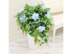 Цветочная композиция из искусственных цветов с голубой  гортензией