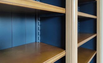 Библиотека встроенная, открытая с лестницей.