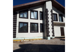 окна с ламинацией в коттедже