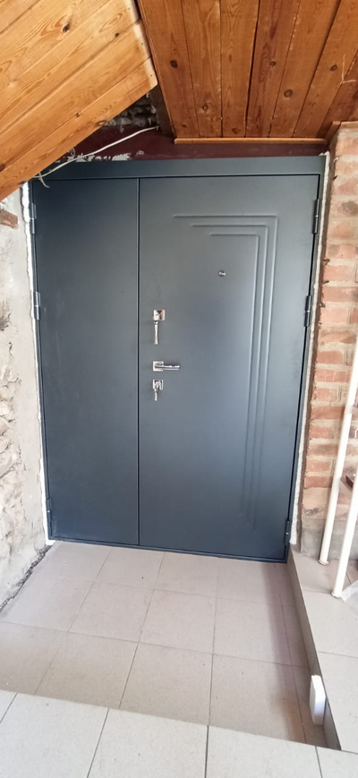 ЙОШКАР-ОЛА. АНТАРЕС. СТАЛЬ 2 мм. ТЕХНО СТРОНГ 115/ 129. МУАР СЕРЫЙ (Ral 7024)/ РОВНАЯ СЕРАЯ с ЧЕРНЫМ ГОРИЗОНТАЛЬНЫМ МОЛДИНГОМ