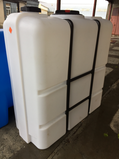 Емкость прямоугольная 1000 литров в металлокаркасе на складе в Пензе