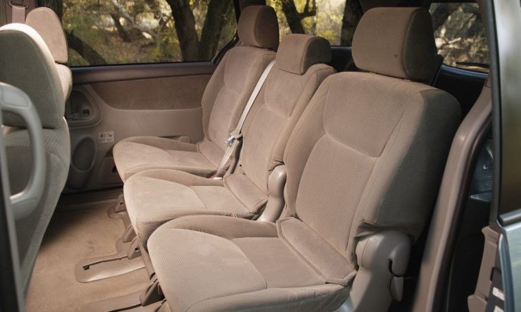 Просторный и чистый салон машины для поездок из Молдовы в Украину с кондиционером.