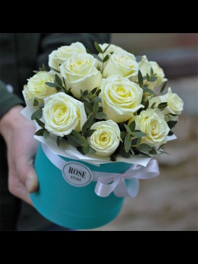 11 белых роз в шляпной коробке