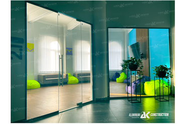 Великий Новгород
Дом Молодежи, цельностеклянные перегородки