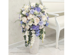Напольная композиция из искусственных цветов бело-голубых тонов в вазе