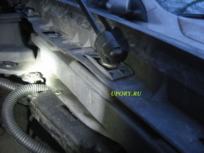 Амортизаторы (упоры) капота для Nissan X-Trail T-30 (2000-2007)