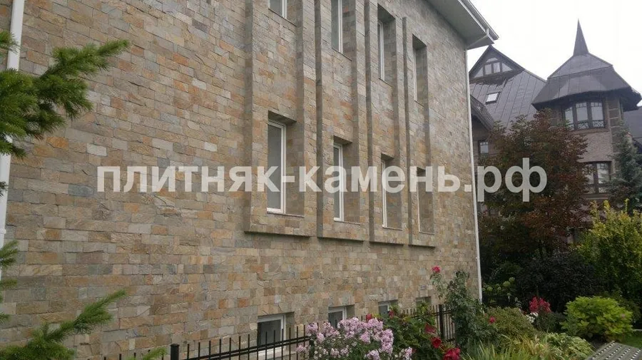 облицовка натуральным природным камнем частного загородного дома 