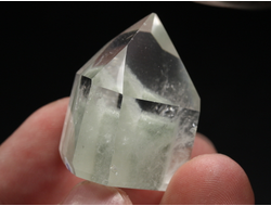 Кварц горный хрусталь с фантомами и хлоритом, кристалл полированный, Бразилия (33*28*20 мм, 26 г) №36848