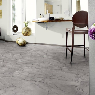 Биополы Wineo Purline 1500 stone XL Grey Marble PL105C в интерьере ванной