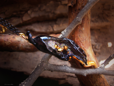 "Семечко из сада Нави", подвеска с чёрным перцем чили и золотыми семенами