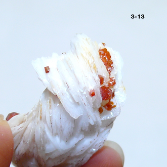 Ванадинит натуральный (щетка) №3-13: 43*25*17мм