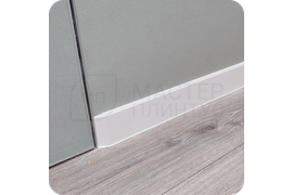 Современный минимализм: монтаж белоснежного плинтуса - это выбор для создания современного минималистичного интерьера с чистыми линиями.