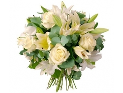 Нежный букет из белых роз, лилий и листьев эвкалипта