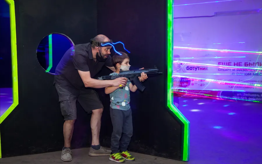 Игроки развлекательного центра LazerFrag в игровом процессе, не мешайте им. Они сражаются на результат.