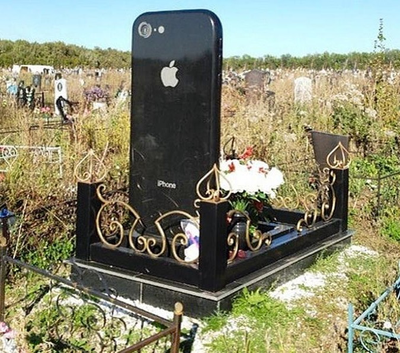 Современный памятник в виде мобильного телефона