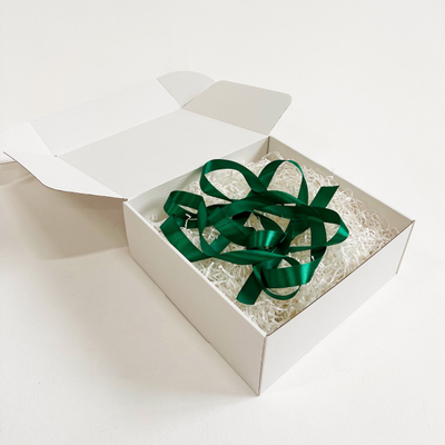 2 штуки - Подарочная коробка GILEV 32x32x12см с зеленой лентой и наполнителем